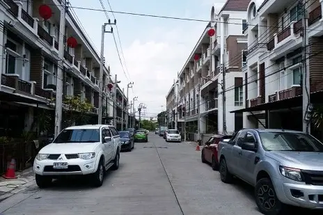 พรีเมี่ยมเพลส นวมินทร์ -ลาดพร้าว 101