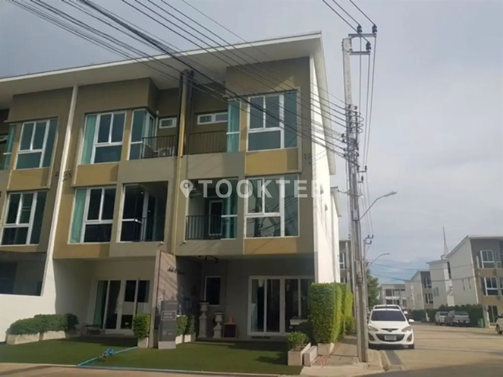 เบล็ส ทาวน์ ศรีนครินทร์ หนามแดง