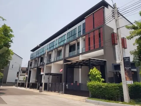 บ้านกลางเมือง สุขสวัสดิ์