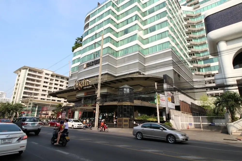 เอท ทองหล่อ