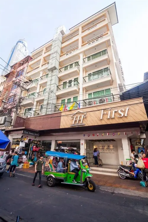 เฟิสต์ เฮาส์, โรงแรม