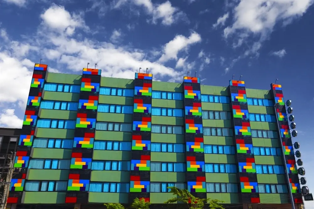 แกรนด์ ทาวเวอร์ อินน์ (สาทร), โรงแรม