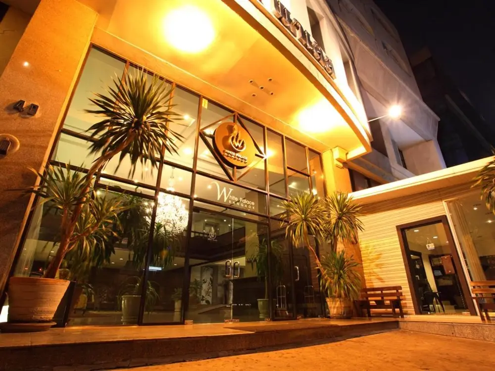 ไวท์ พาเลซ, โรงแรม