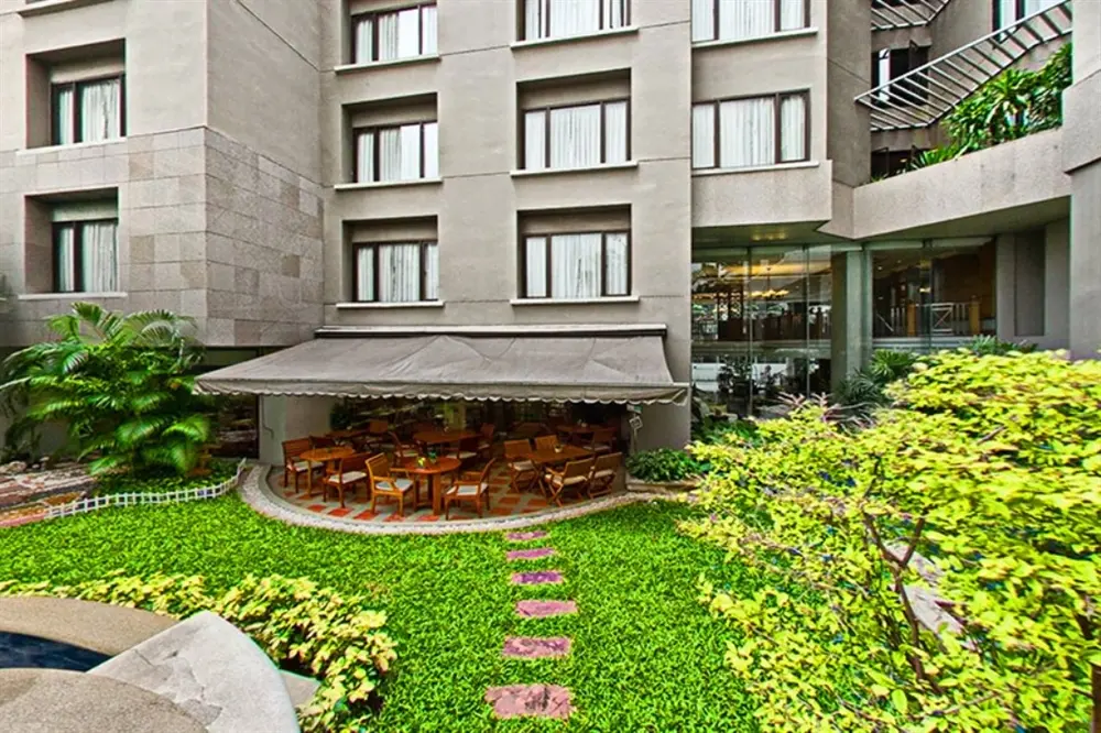 สีลม ศิรินทร์, โรงแรม