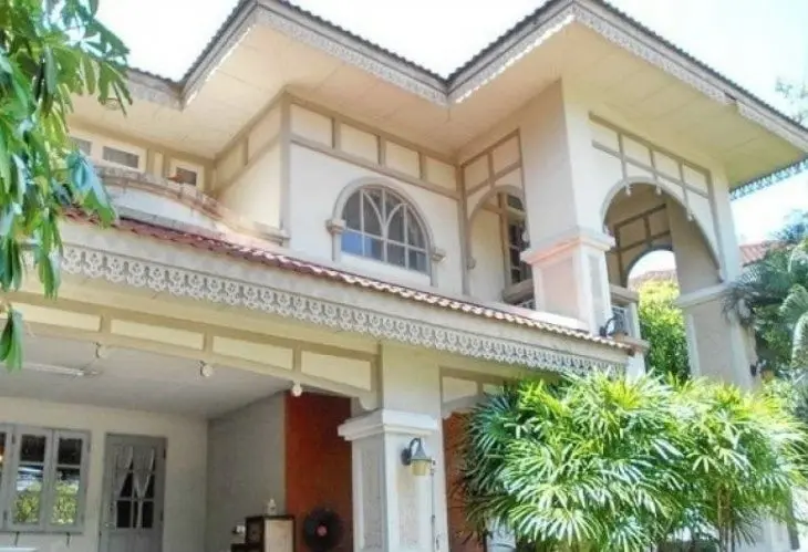 นริศา ธนบุรีรมย์